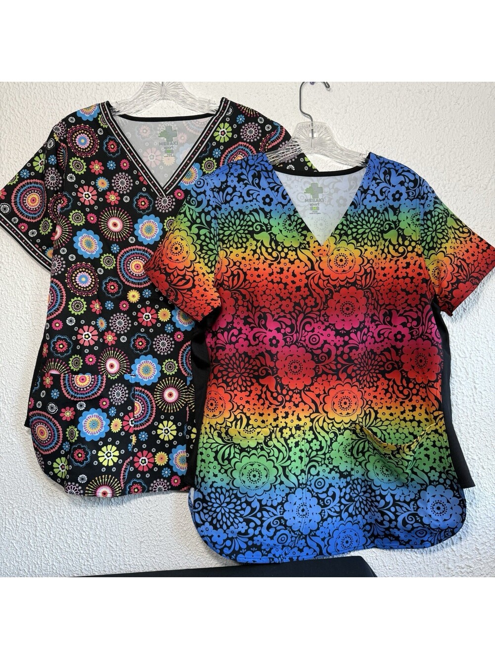 Meraki Sport Scrub Tops Medium Lot 2 Tuck-In V-Neck Rainbow Paisley Print NWT